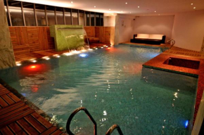 Гостиница Contemporary Heights Hotel and Apartments  Koтвали